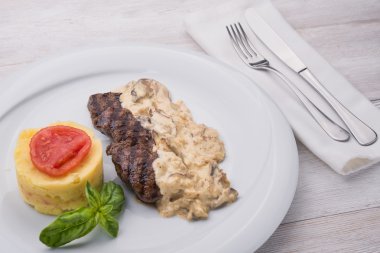 kavrulmuş madalyon mantar sos ile