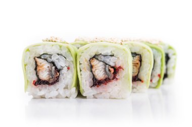 Yılan balığı ve tobiko havyar ile rulo