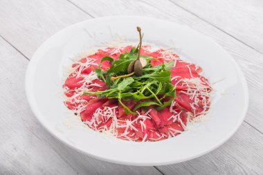 carpaccio ve peynir ile beyaz yemek