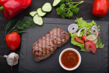 Biftek ve taze salata