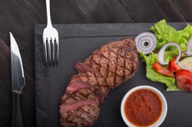 Biftek ve taze salata