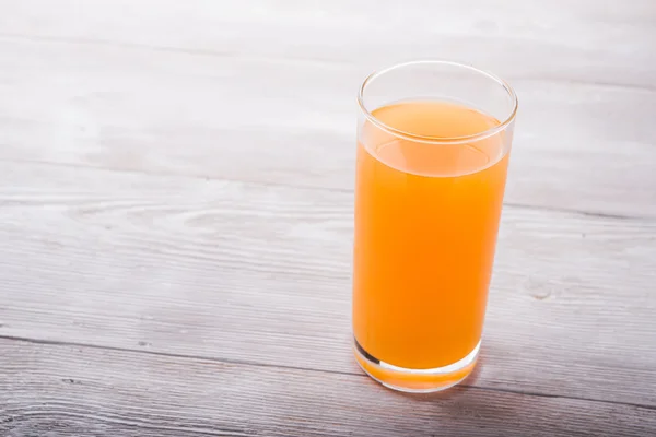 Zumo de naranja fresco en vaso — Foto de Stock