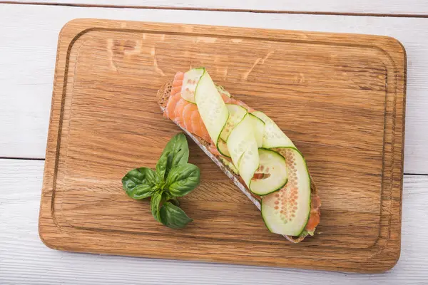 Bruschetta com salmão e pepino — Fotografia de Stock