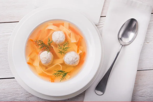 Суп с фрикадельками и ложкой — стоковое фото