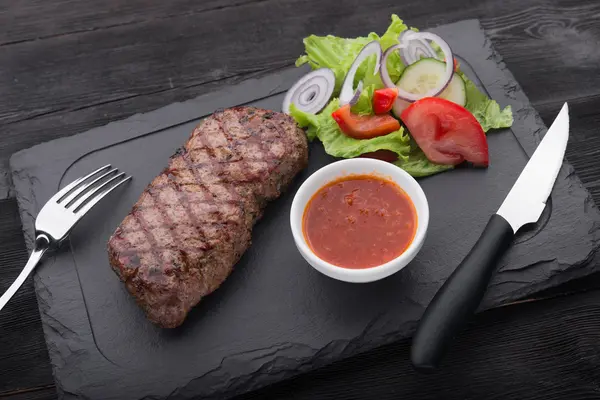 Filete de ternera con ensalada fresca —  Fotos de Stock