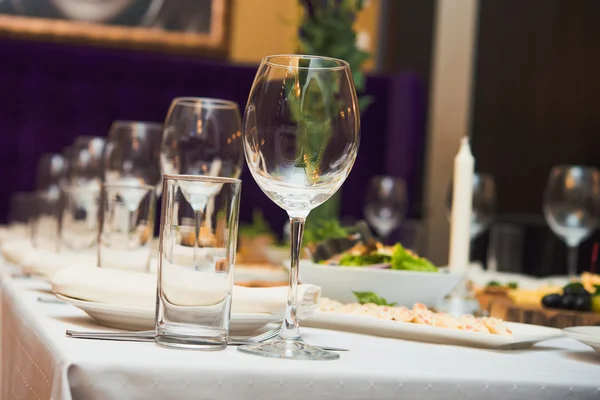 Glänzende Gläser am restaurant — Stockfoto