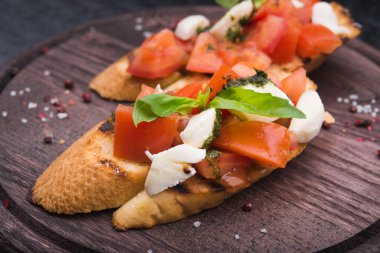 Domates ve mozzarella soslu bruschetta.