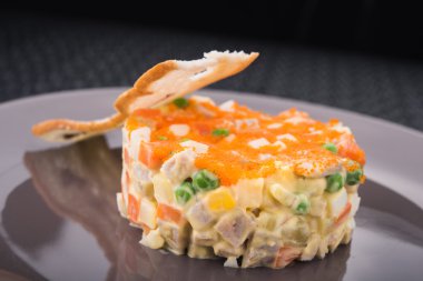 Restoran kaynağı salata olivier