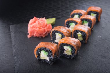 suşi rulo ile tuna