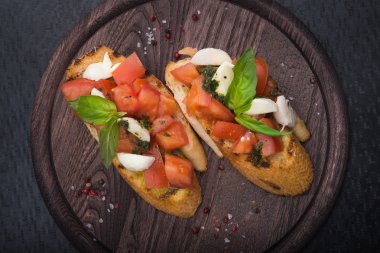 Domates ve mozzarella soslu bruschetta.