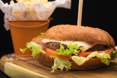 Ketçap ile lezzetli burger