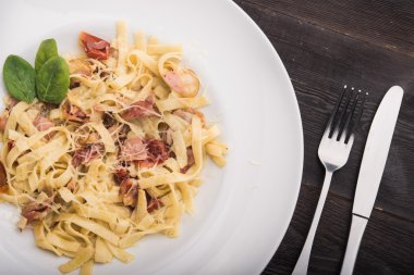 Pastırma ve nane ile makarna