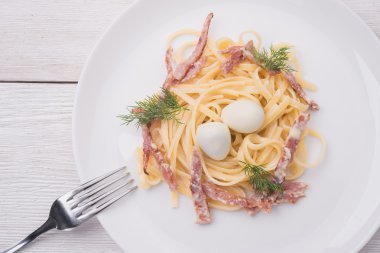 Pastırma ve dereotu ile makarna