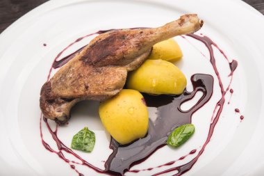 Ördek yemek sosu ve elma ile