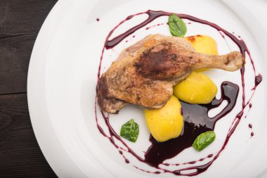 Ördek yemek sosu ve elma ile