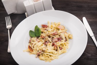 Pastırma ve nane ile makarna