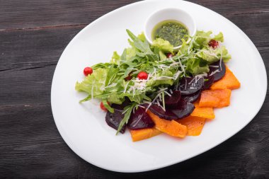 Taze kabak ve kırmızı pancar salatası