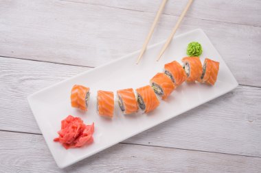 Lezzetli suşi somon ile
