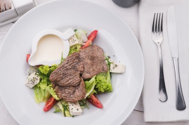 sığır etli ve peynirli salata