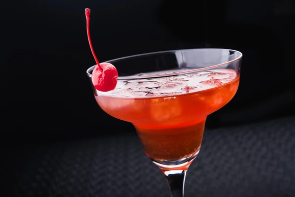 Alkoholischer Cocktail mit Kirsche — Stockfoto