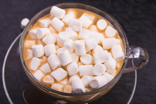 Xícara de café com marshmallow — Fotografia de Stock