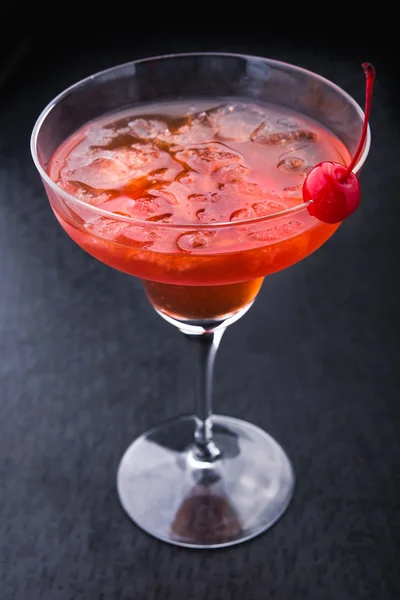 Cocktail alcolico con la ciliegia — Foto Stock