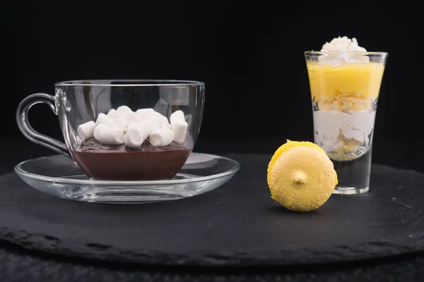 Melted chocolate and marshmallow — Stock Photo, Image