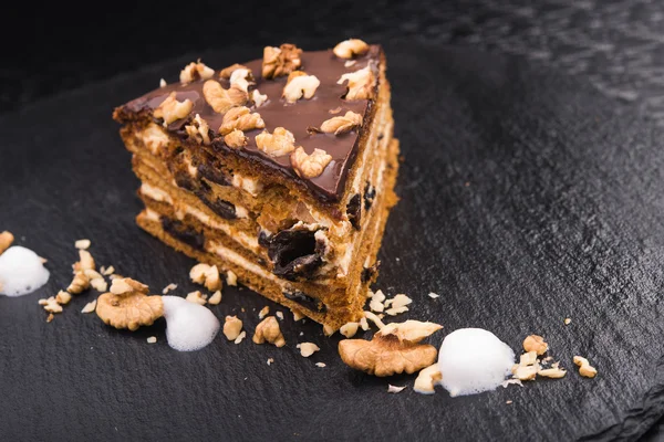 Leckerer Schokoladenkuchen mit Nüssen — Stockfoto