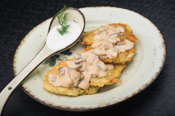 Aardappelpannenkoeken met champignons — Stockfoto