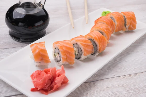 Sabroso sushi con salmón — Foto de Stock