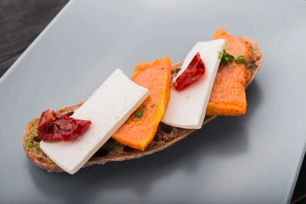 Bruschetta mit Kürbis, Käse und Tomaten — Stockfoto