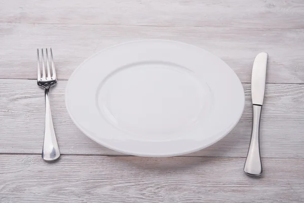 Assiette, couteau et fourchette blancs — Photo