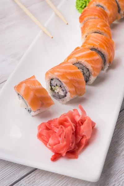 Sabroso sushi con salmón — Foto de Stock