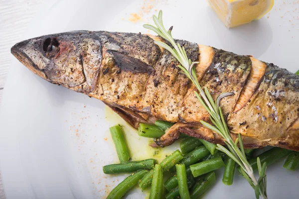 Peixe assado com feijão verde e limão — Fotografia de Stock