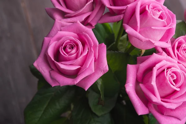Розовые розы в вазе — стоковое фото