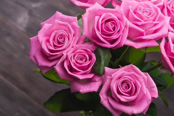 Różowe róże w wazonie — Zdjęcie stockowe