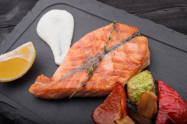 Sabroso filete de salmón con verduras a la plancha —  Fotos de Stock