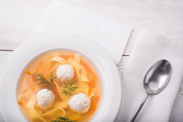 Sopa con albóndigas en plato blanco — Foto de Stock