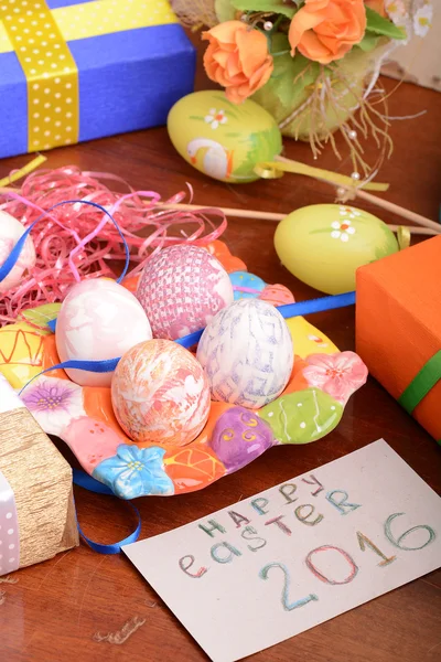 Weihnachtsgeschenkbox mit bemalten Ostereiern — Stockfoto