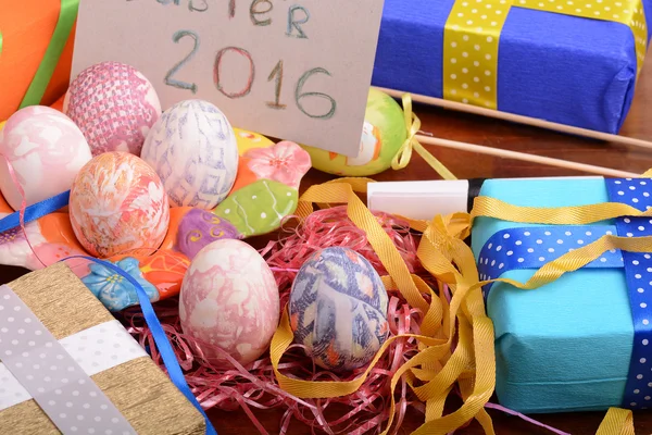 Easter background with eggs, ribbons and spring decoration — Stock Photo, Image