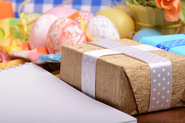Fondo de Pascua con huevos, cintas y decoración de primavera —  Fotos de Stock