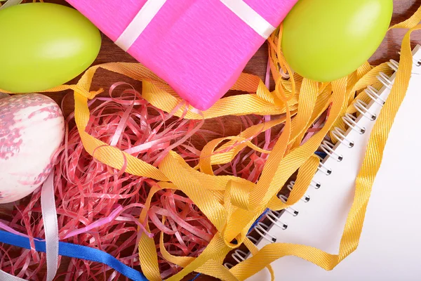 Fundo de Páscoa com ovos, fitas e decoração de primavera — Fotografia de Stock