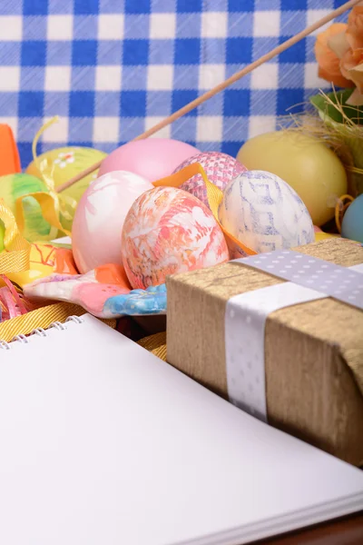 Sfondo pasquale con uova, nastri e decorazione primaverile — Foto Stock