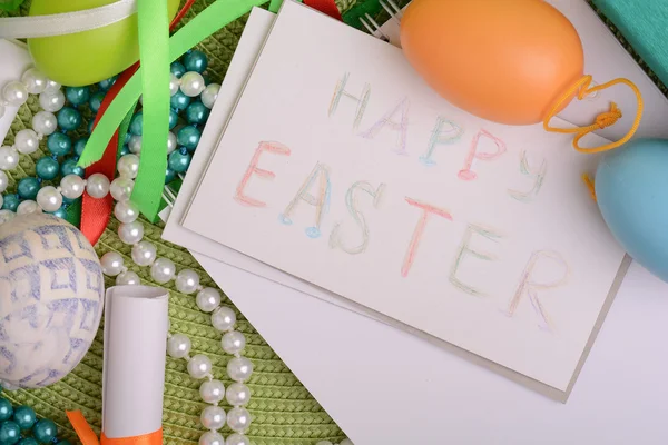 Fundo de Páscoa com ovos de Páscoa com flores de primavera / cartão de Páscoa vintage com cesta — Fotografia de Stock