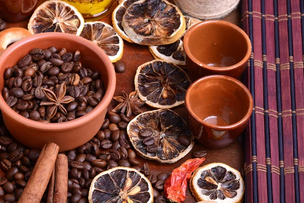 Koffiebonen en kaars. citroen en kaneel. anijs en aroma kruid — Stockfoto