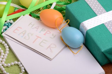 Paskalya Paskalya yumurtaları ile bahar çiçekleri ile arka plan. Vintage Paskalya kartı ile sepeti