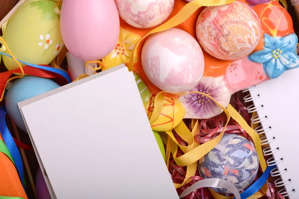 Pasen achtergrond met eieren, linten en voorjaar decoratie — Stockfoto