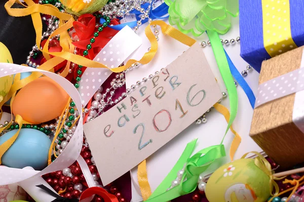 Fondo de Pascua con huevos, cintas y decoración de primavera —  Fotos de Stock