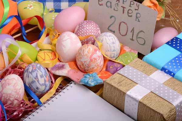 Oeufs faits à la main dans une boîte-cadeau, carte d'invitation de Pâques heureux — Photo