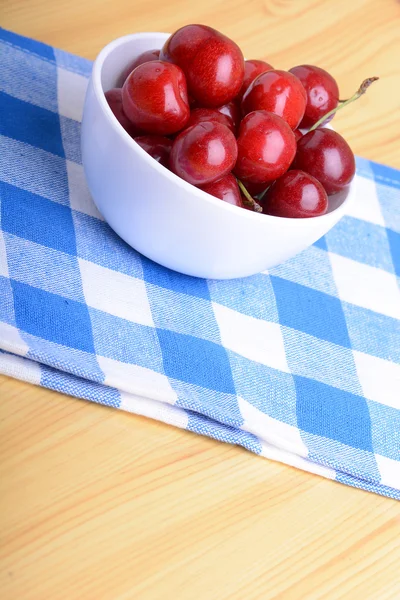 Cerejas vermelhas maduras em uma tigela branca — Fotografia de Stock